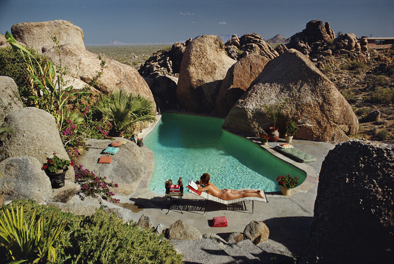 Sunbathing in Arizona van Slim Aarons