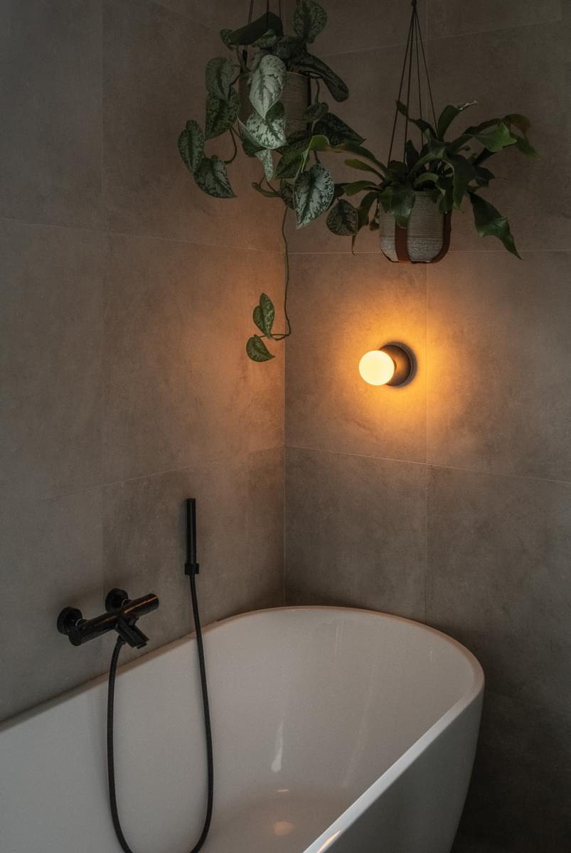Bee Black Smoked Wireless Wall Light van Humble Lights - Afbeelding 2