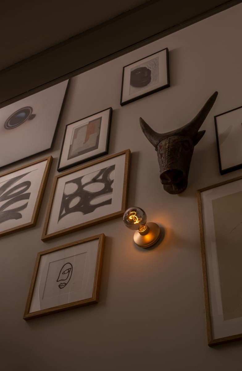 Bee Gold Smoked Wireless Wall Light van Humble Lights - Afbeelding 2