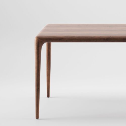 Artisan Latus tafel in massief walnoot, handgeschaafd en gepolijst, verkrijgbaar bij SPYK71 Arnhem