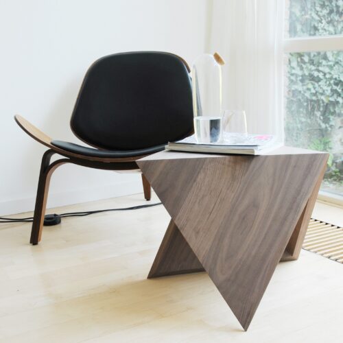 Triangle bijzettafel - notenhout