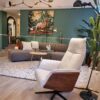 Emily relaxfauteuil met meebewegende rug en houten schaal bij SPYK71